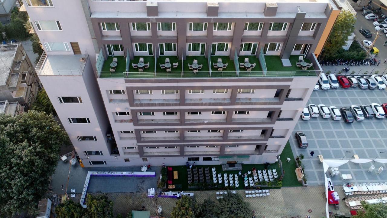 Apricot Hotel , Ахмедабад Екстер'єр фото
